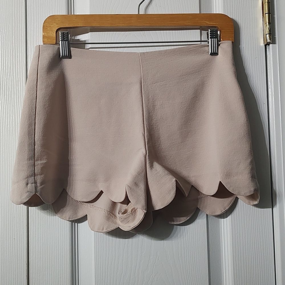 Monteau  light tan color scallop hem shorts  Sz M